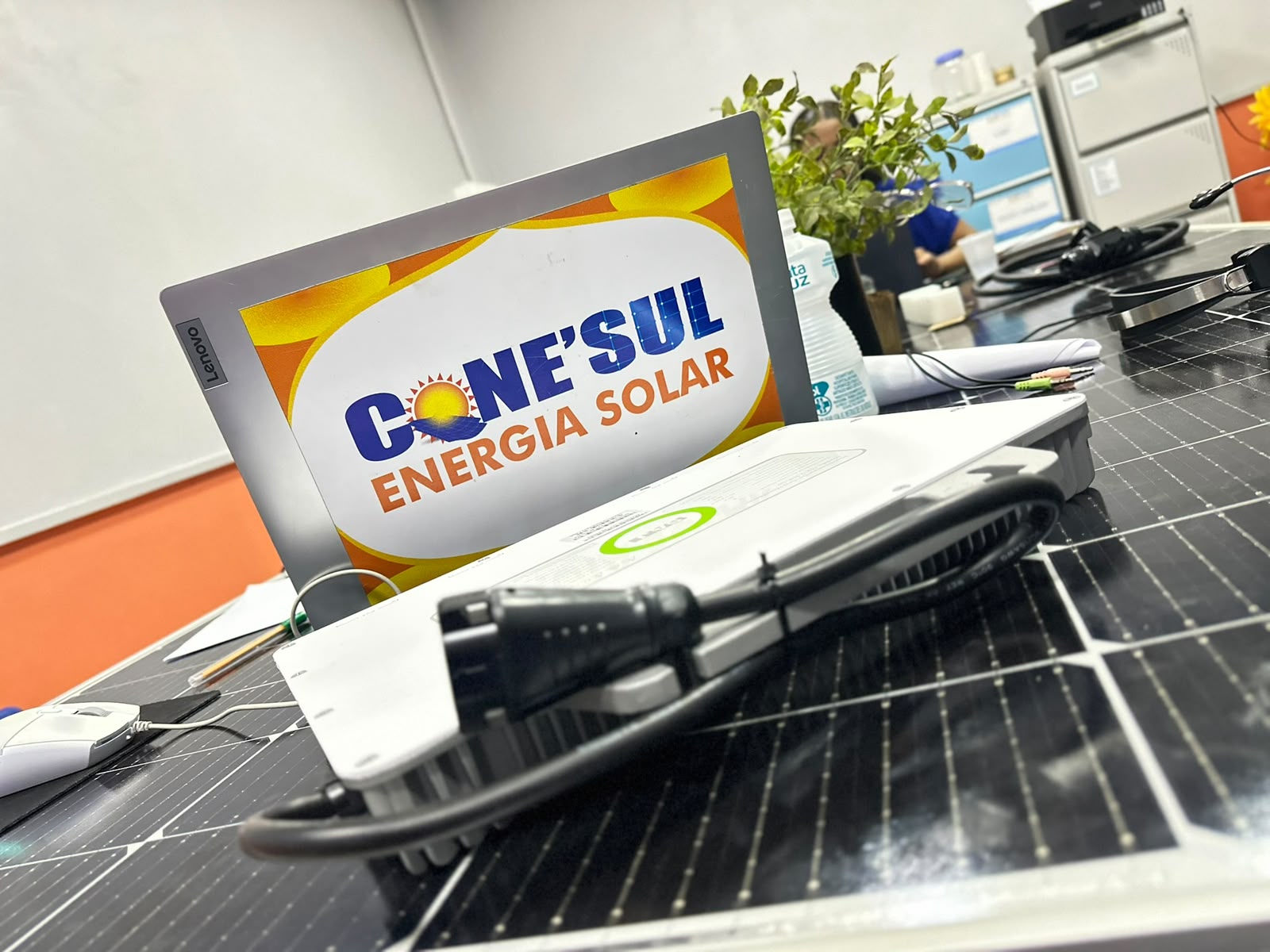 Placa da Cone'Sul Energia Solar com inversor e painel